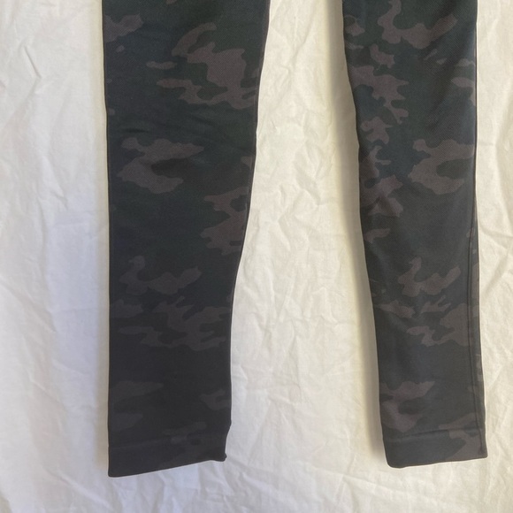 Spanx Look at Me Now Camo Seamless Leggings Size Medium NEW - Picture 3 of 13